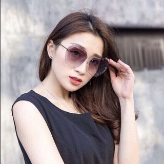 mắt kính siêu sang