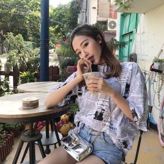 áo thun unisex in tờ báo