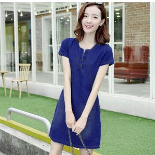 Đầm jean suông cổ V sâu phối túi