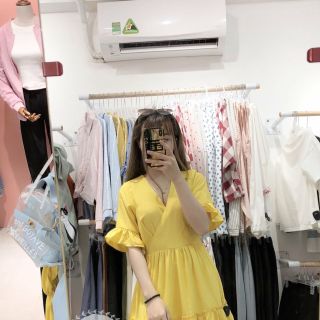 Đầm Xòe Cổ V Tay Loe
