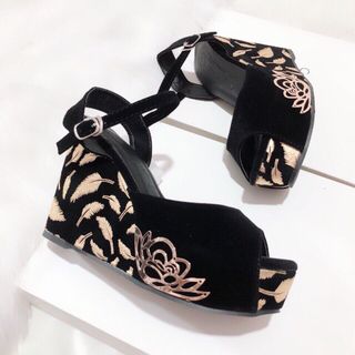 giày sandal xuồng phối hoa họa tiết