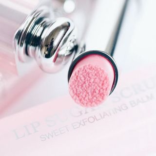 SON TẨY TẾ BÀO CHẾT MÔI DIOR LIP SUGAR SCRUB