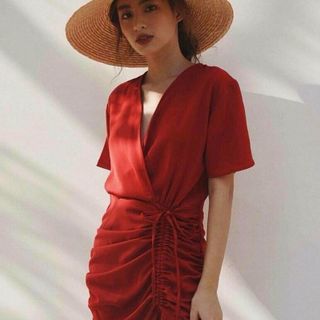 Đầm cổ V tay rút dây