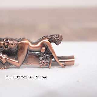 Bật lửa hình cô gái ôm bom ôm đầu lâu