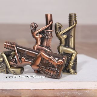 Bật lửa hình cô gái ôm bom ôm đầu lâu