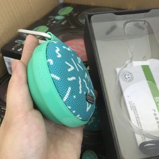Loa bluetooth ONDA Loa bluetooth có khả năng chống nước chống bụi Hỗ trợ thẻ nhớ 32G có tem kiểm định Có móc chắc chắn đeo vào túi xách