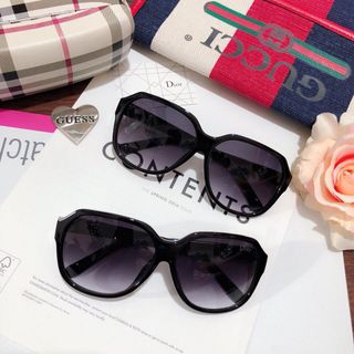 mắt kính gọng vuông sang chảnh