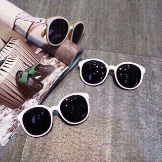 mắt kính gọng trắng