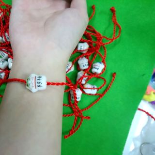 dây đỏ đeo tay kèm mặt mèo sứ giá sỉ 4k bao gồm dây và mặt z a l o 0 9 8 72 1 79 5 2 giá sỉ