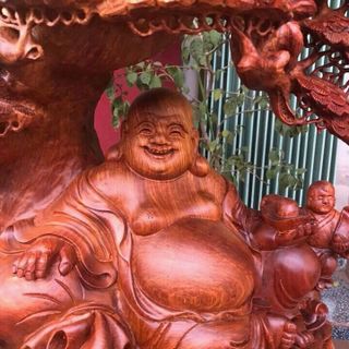 Di lặc ngồi gốc tùng