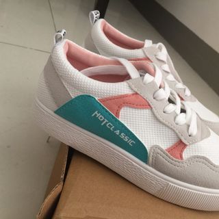 Giày thể thao nữ