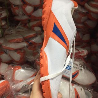 giày đá bóng Browin