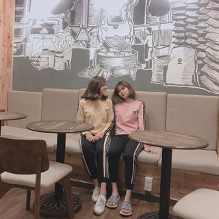 SET BỘ THỂ THAO ÁO HỒNG KEM QUẦN SỌC