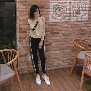 SET BỘ THỂ THAO ÁO HỒNG KEM QUẦN SỌC