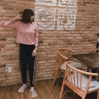 SET BỘ THỂ THAO ÁO HỒNG KEM QUẦN SỌC