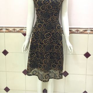 Đầm ren xoè