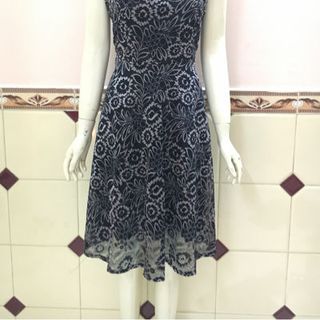Đầm ren xoè