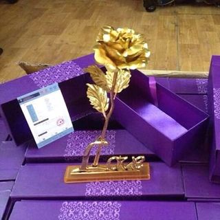 bông hồng mạ vàng