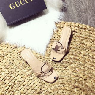dép quai ngang góc thấp