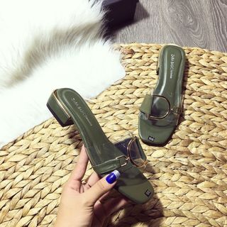 dép quai ngang góc thấp