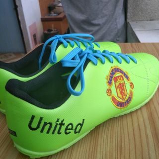 giày bóng đá MU