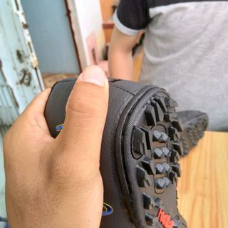 giày đá bóng MU đen