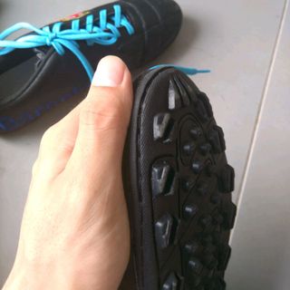 sỉ giày bóng đá sân cỏ nhân tạo thêu logo