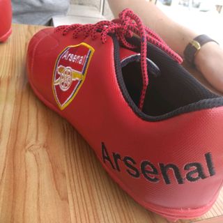 Giày đá bóng Arsenal đỏ