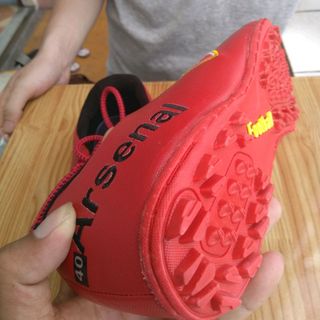 Giày đá bóng Arsenal đỏ