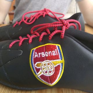 Giày đá bóng Arsenal đen