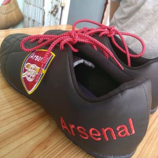 Giày đá bóng Arsenal đen
