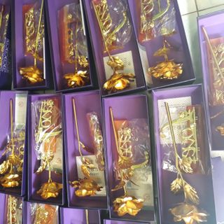 Hoa hồng mạ vàng có đế