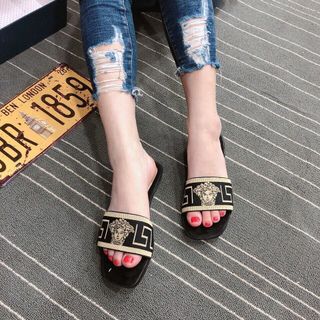 dép quai ngang nữa
