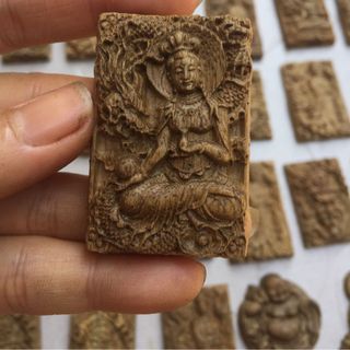 mặt trầm gió