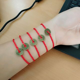 vòng chỉ đỏ mix đồng xu