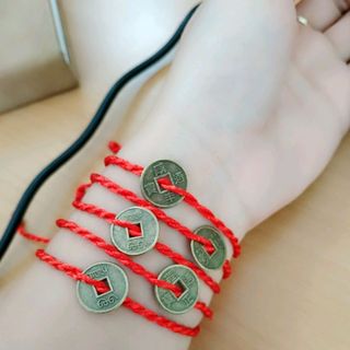 vòng chỉ đỏ mix đồng xu
