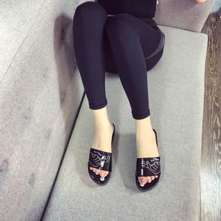 dép quai ngang bắn tim