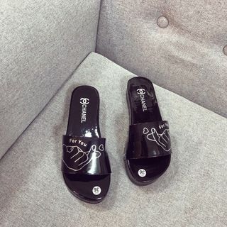 dép quai ngang bắn tim