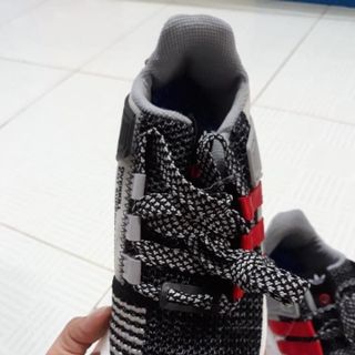 Giày Sneaker nam thể thao màu xám muối tiêu 3 sọc xéo đỏ rất thời trang - Mã GSK0003