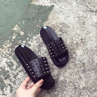 dép quai ngang đính đinh