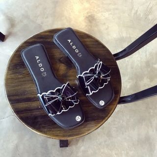 dép quai ngang trong nơ