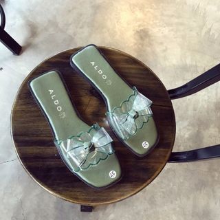 dép quai ngang trong nơ