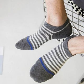 Tất nam kẻ thắt giữa gót chân lớn Nhật Bản