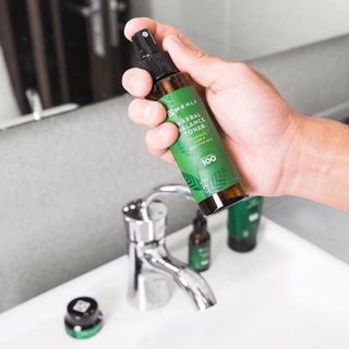 Xịt khoáng Toner se khít lỗ chân lông Menly 100ml