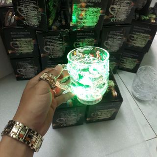 Ly thần kì phát sáng khi rót nước