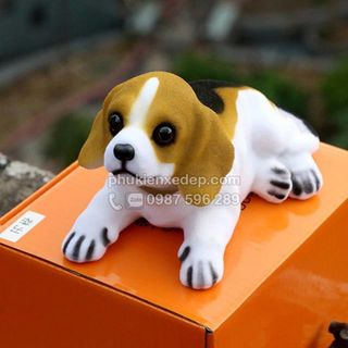 Chó lắc lư trên xe hơi