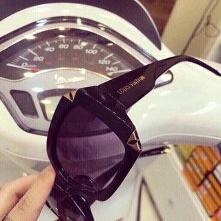 mắt kính gọng vuông