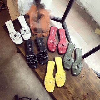 dép quai ngang đính nơ bản trong