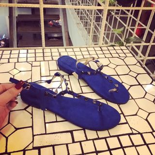 giày sandal đính đinh màu