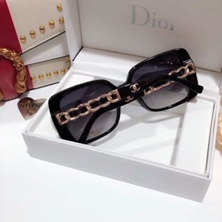 mắt kính đen phối xích